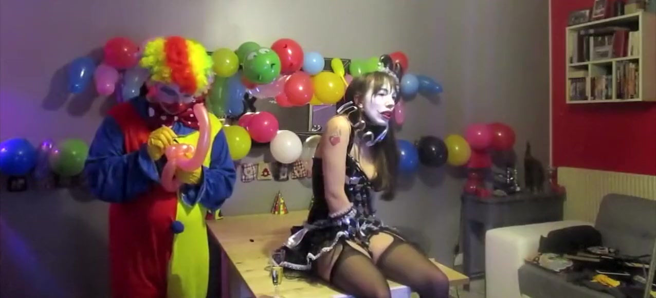 Trio 2 Clowns Tortura Una Camgirl francese Ohmibod & Punish TwitKikrak1
