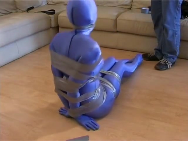 nastro legato e imbavagliato in blu zentai
