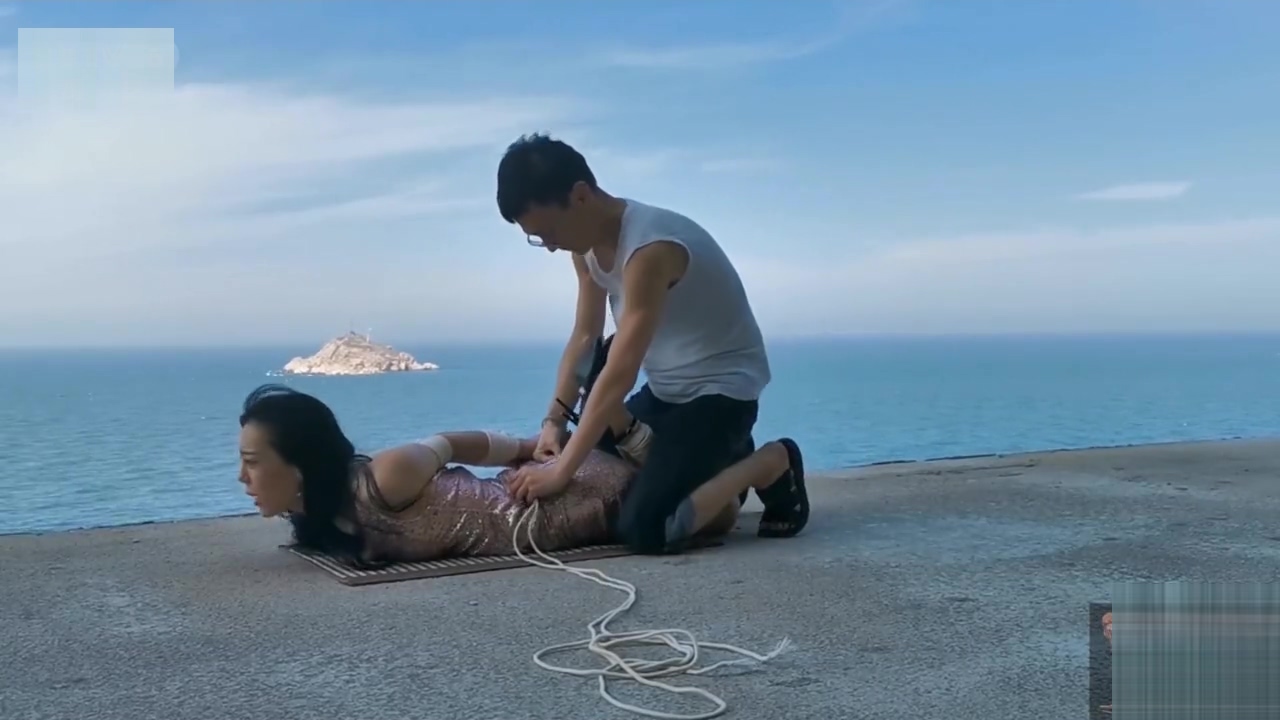 Cinese ragazza pubblica bondage mare
